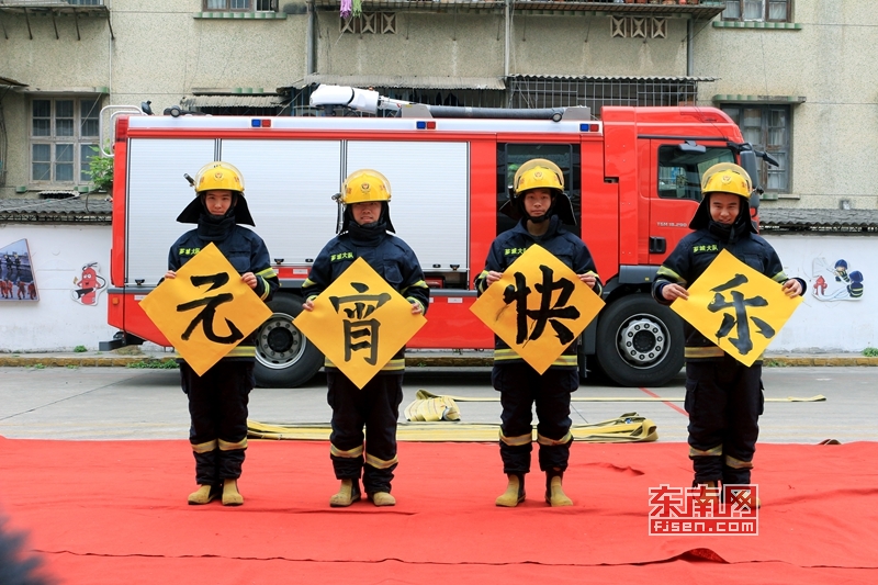 消防战士摆最大灯笼贺元宵 异乡过节倍思亲