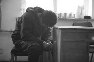 17岁学生手持圆规抢劫的哥自称钱少吃不饱饭