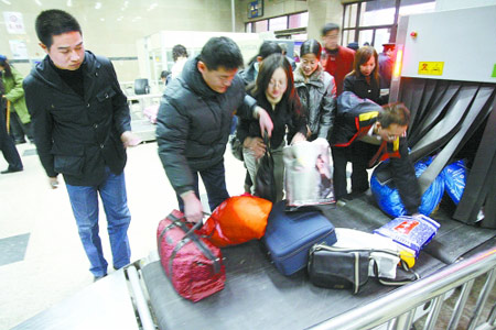 男子在车站三品检查处偷包只需10秒(图)
