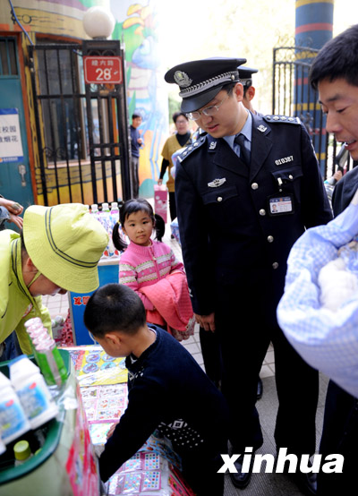 郑州实行一校一警保障校园安全(组图)