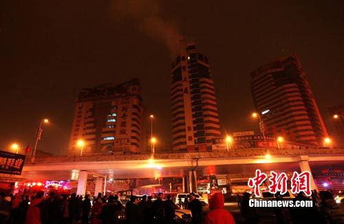 点图查看下一页 乌鲁木齐商贸城一高层失火 没有造成人员伤亡(图)