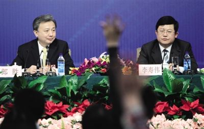 3月8日，全国人大常委会委员、全国人大常委会法制工作委员会副主任郎胜，全国人大常委会法制工作委员会刑法室副主任李寿伟就“刑事诉讼法修改”回答中外记者的提问。本报记者 赵亢 摄
